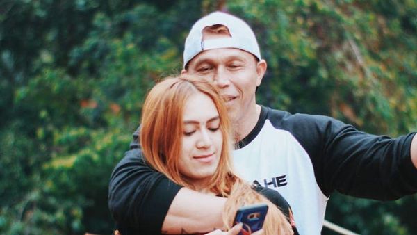 Ini Potret Istri Bang Tigor Dalam Dekapan Otot Bisep