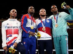 Petinju Ini Bete Kalah di Final, Dapat Perak pun Cuma Dipegang-pegang