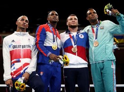 Petinju Ini Bete Kalah di Final, Dapat Perak pun Cuma Dipegang-pegang