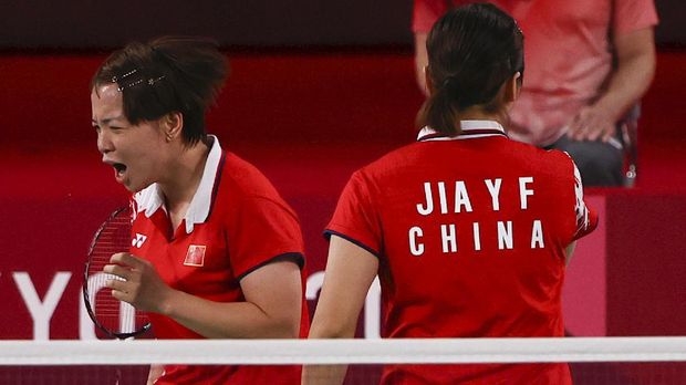 Chen Qing Chen / Jia Yi Fan Tokyo 2020 Olympics - Badminton - Women's Doubles - Gold medal match - MFS - Musashino Forest Sport Plaza, Tokyo, Japan – August 2, 2021. Chen Qingchen of China reacts next to Jia Yifan of China during the match against Greysia Polii of Indonesia and Apriyani Rahayu of Indonesia. REUTERS/Hamad I Mohammed