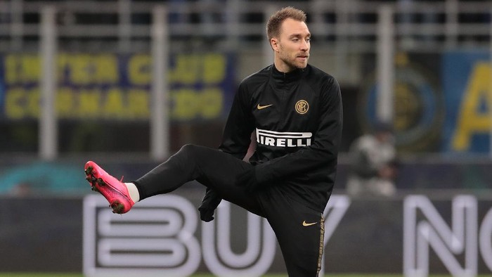 MILAN, ITALY - JANUARY 29:  Christian Eriksen of FC Internazionale warms up prior to the Coppa Italia Quarter Final match between FC Internazionale and ACF Fiorentina at San Siro on January 29, 2020 in Milan, Italy.  (Photo by Emilio Andreoli/Getty Images)