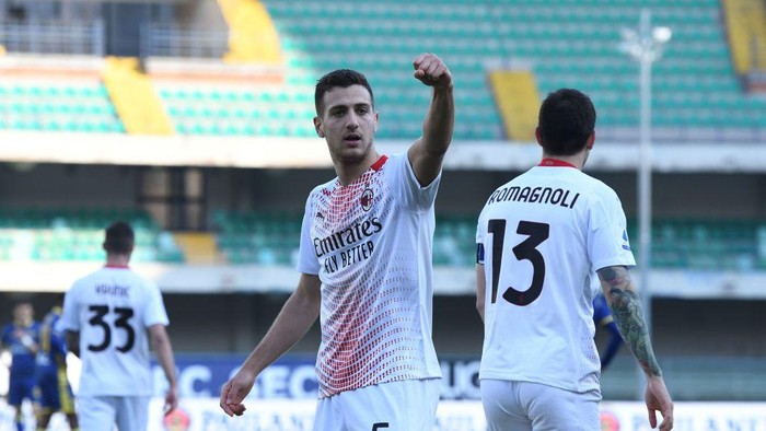 VERONA, ITALY - MARCH 07: Diogo Dalot of AC Milan  celebrates after scoring his team second goal during the Serie A match between Hellas Verona FC  and AC Milan at Stadio Marcantonio Bentegodi on March 07, 2021 in Verona, Italy. (Photo by Alessandro Sabattini/Getty Images)