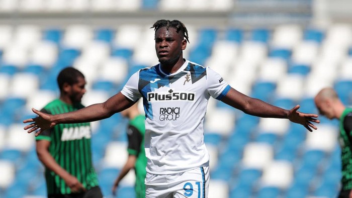 REGGIO NELLEMILIA, ITALY - MAY 02: Duvan Zapata of Atalanta B.C. reacts after scoring a goal that is disallowed during the Serie A match between US Sassuolo and Atalanta BC at Mapei Stadium - Città del Tricolore on May 02, 2021 in Reggio nellEmilia, Italy. Sporting stadiums around Italy remain under strict restrictions due to the Coronavirus Pandemic as Government social distancing laws prohibit fans inside venues resulting in games being played behind closed doors. (Photo by Emilio Andreoli/Getty Images)