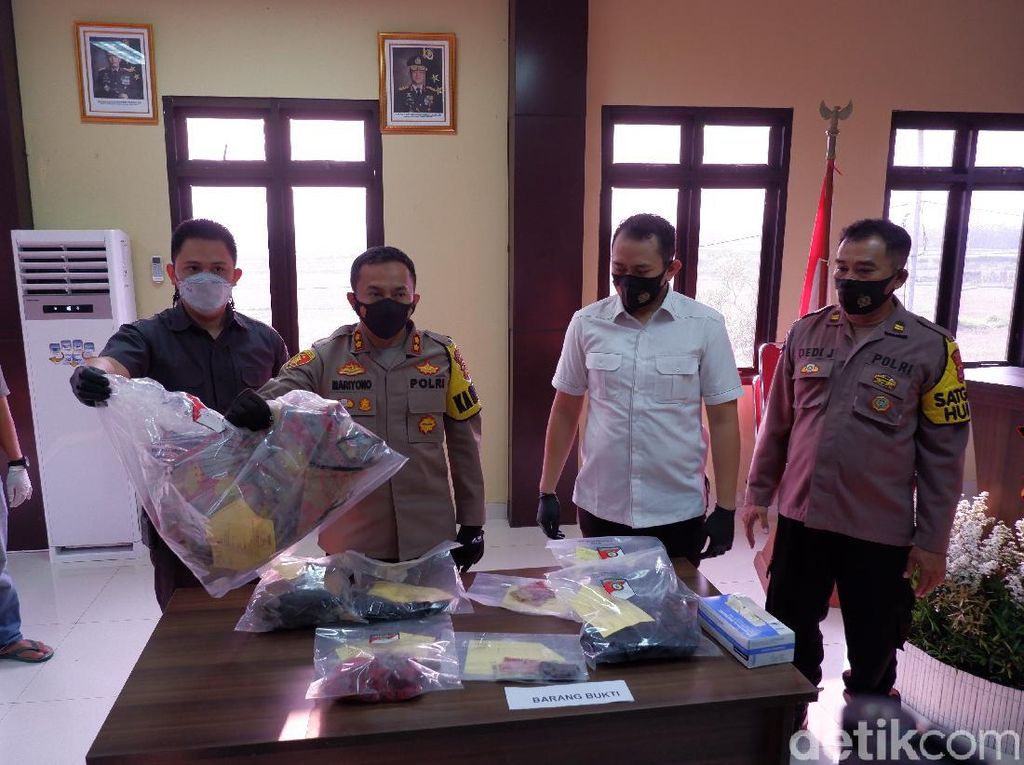 Ini Kronologi Pembunuhan Wanita yang Mayatnya Terbungkus Karpet di Serang Ini Kronologi Pembunuhan Wanita yang Mayatnya Terbungkus Karpet di Serang