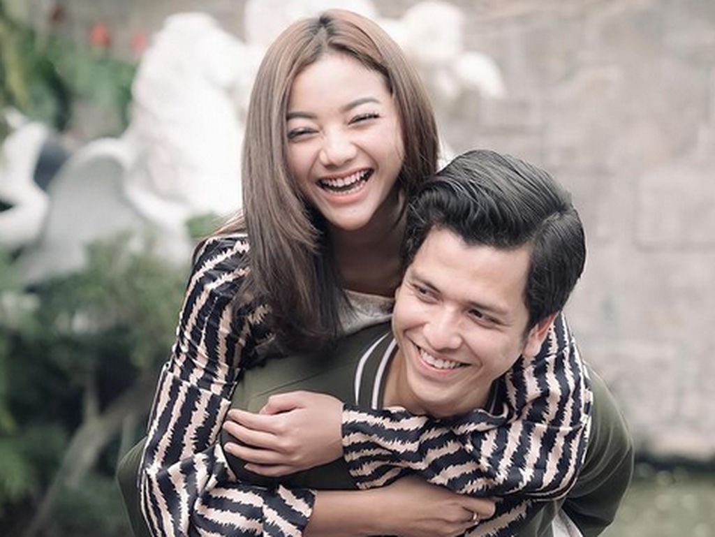 Glenca Chysara dan Rendi Jhon Lamaran, Dapat Lagu Cinta Sampai Surga Glenca Chysara dan Rendi Jhon Lamaran, Dapat Lagu Cinta Sampai Surga
