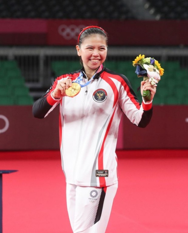 Greys Polli dan Medali Emas