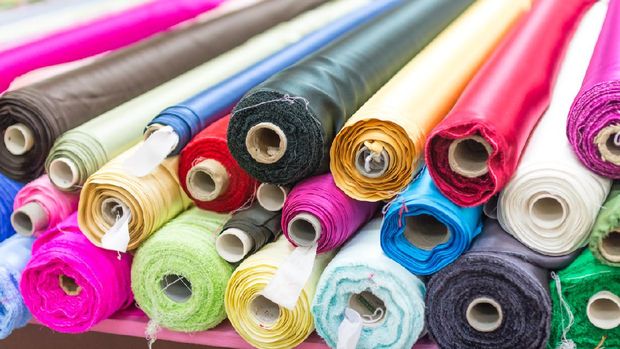 ilustrasi kain sutera silk textile sold in the market