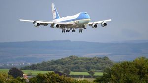 Intip Pesawat Kepresidenan AS yang Dicat Biru Sejak Era JFK