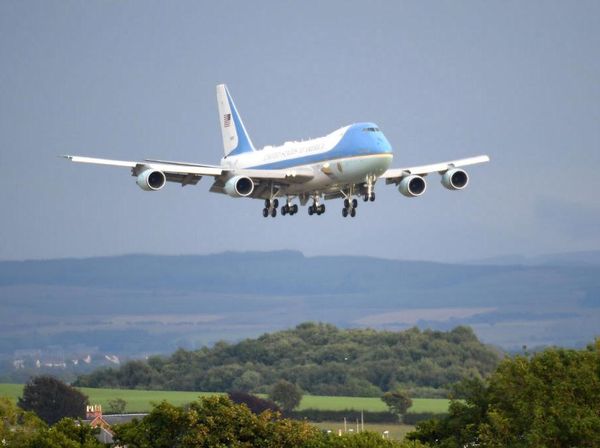 Intip Pesawat Kepresidenan AS yang Dicat Biru Sejak Era JFK