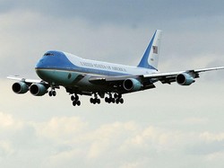 Wartawan Diperingatkan Setop Curi Suvenir dari Pesawat Kepresidenan AS