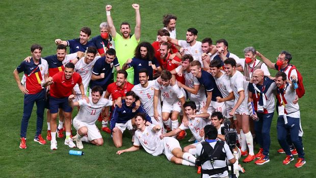 Tokyo 2020 Olympics - Soccer Football - Men - Semifinal - Japan v Spain - Saitama Stadium, Saitama, Japan - August 3, 2021. Spain celebrate after the match REUTERS/Kim Hong-Ji