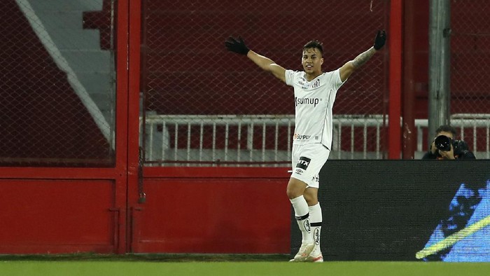 Kaio Jorge AVELLANEDA, ARGENTINA - JULY 22: Kaio Jorge of Santos celebrates after scoring the first goal of his team during a round of sixteen second leg match between Independiente and Santos as part of Copa CONMEBOL Sudamericana 2021 at Estadio Libertadores de AmΓ©rica on July 22, 2021 in Avellaneda, Argentina. (Photo by Gustavo Ortiz - Pool/Getty Images)