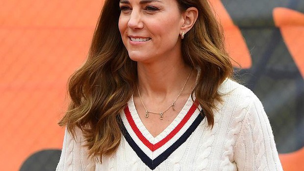 Kate middleton memiliki 3 kalung berinisialkan ketiga anaknya