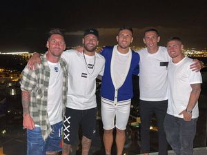 Kata Messi soal Foto Bareng Pemain-pemain PSG: Cuma Kebetulan