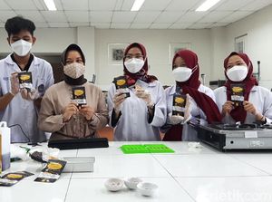 Mahasiswa UMP Ciptakan Permen Anti Corona Pereda Batuk Mahasiswa UMP Ciptakan Permen Anti Corona Pereda Batuk