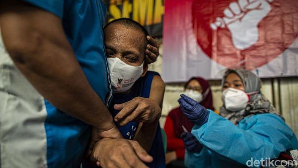 Potret Pasien Gangguan Jiwa Divaksinasi di Bekasi