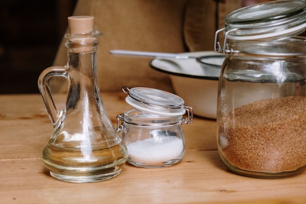 Minyak Zaitun dan Baking Soda/Foto: Pexels/Cottonbro Minyak Zaitun dan Baking Soda/Foto: Pexels/Cottonbro
