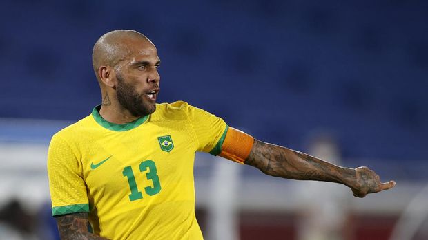 Tokyo 2020 Olympics - Soccer Football - Men - Group D - Brazil v Ivory Coast - International Stadium Yokohama, Yokohama, Japan - July 25, 2021. Dani Alves of Brazil reacts REUTERS/Phil Noble