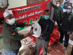 Bamusi PDIP Salurkan Ribuan Paket Bansos-Vitamin ke Warga Isoman