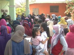 Pembagian Bansos di Subang Timbulkan Kerumunan