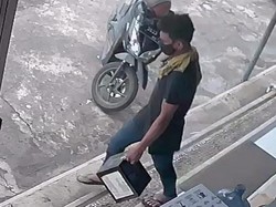 Pencuri Kotak Amal Yayasan Yatim Piatu di Banyuwangi Terekam CCTV