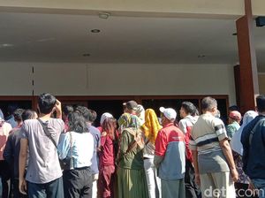 Pendaftaran Vaksinasi di Kudus Diserbu Warga, Sempat Terjadi Kerumunan