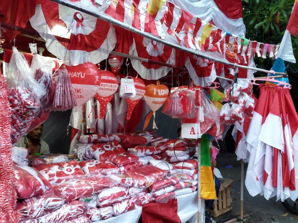 Cerita Penjual Bendera Merah Putih di Tanah Abang Harap Untung Kala PPKM