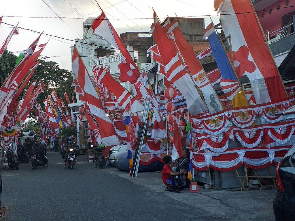Perpanjangan PPKM Tak Pengaruhi Penjualan Pernak-pernik Agustusan di Surabaya