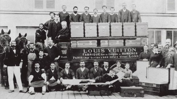 Perjalanan Dua Abad Louis Vuitton Louis, Georges dan Gaston-Louis Vuitton (berpose berbaring di atas trunk bed) berpose dengan pekerja pabrik di depan van pengiriman yang ditarik kuda di Asnières, 1888