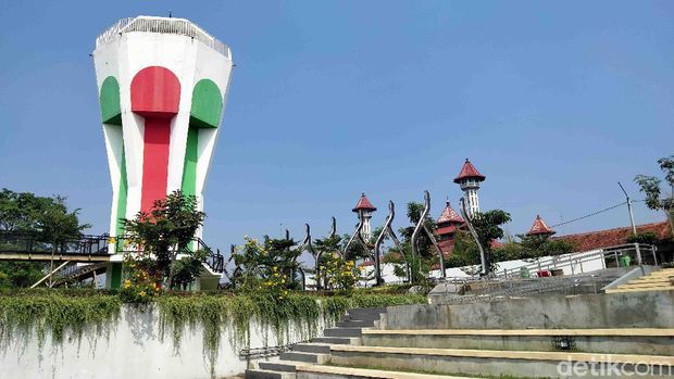 Alun-alun Cianjur semakin mempesona dan memiliki banyak spot foto yang instagramable. Masyarakat pun merindukan alun-alun yang diresmikan Presiden Joko Widodo ini kembali dibuka.