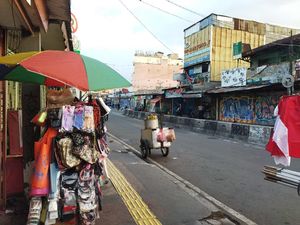 Pasar Tanah Abang Blok F Sepi, PKL Tunggu Pembeli hingga Malam