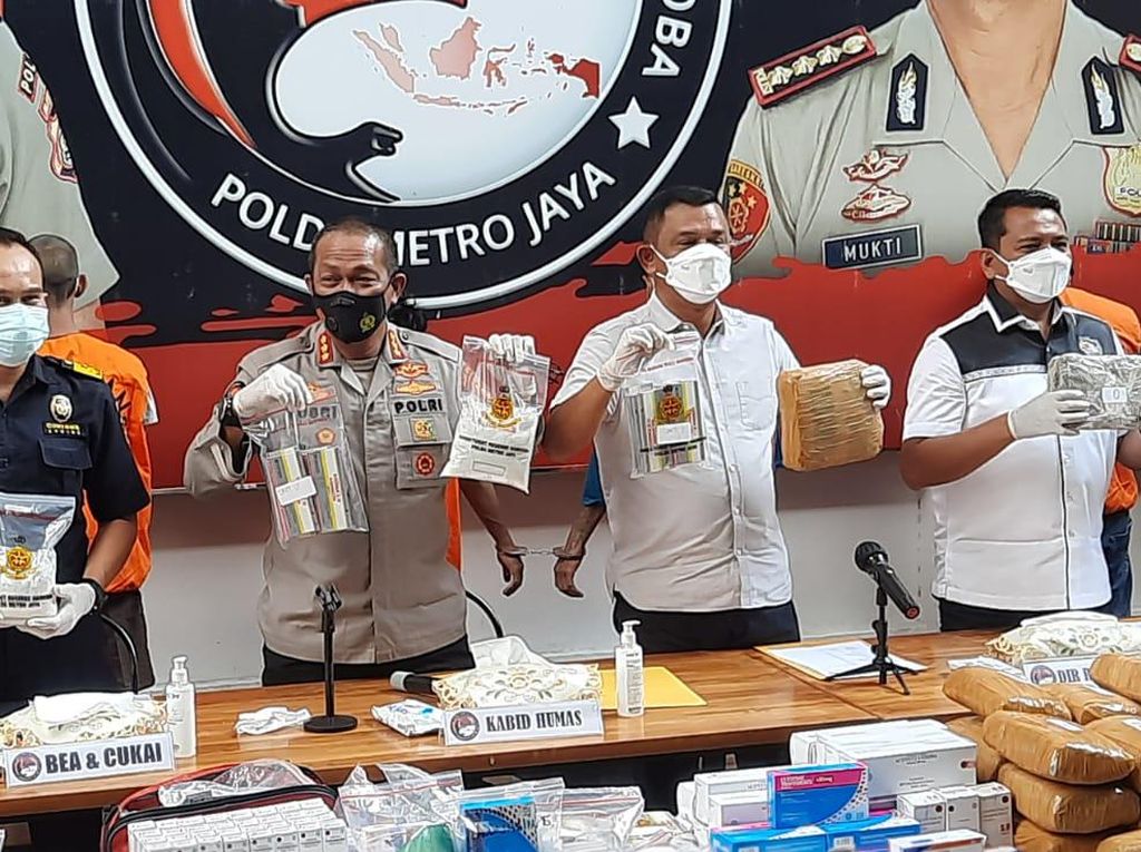 Timbun Obat Terapi COVID-19, Apoteker-Perawat di Jakarta Ditangkap!