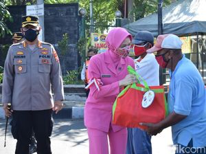 Polwan Salurkan 600 Paket Sembako ke Warga Sidoarjo Terdampak COVID-19
