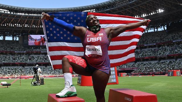 USA's Raven Saunders celebrates with her national flag after placing second in the women's shot put final during the Tokyo 2020 Olympic Games at the Olympic Stadium in Tokyo on August 1, 2021. (Photo by Andrej ISAKOVIC / AFP)