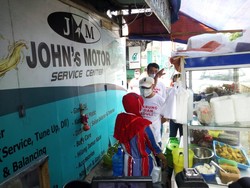 Paten! Warga Borong Dagangan UMKM-Bagikan ke Warga Terdampak PPKM Medan