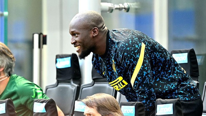 MILAN, ITALY - MAY 23: Romelu Lukaku of FC Internazionale looks on from the bench during the Serie A match between FC Internazionale Milano and Udinese Calcio at Stadio Giuseppe Meazza on May 23, 2021 in Milan, Italy. A limited number of fans will be allowed into Premier League stadiums as Coronavirus restrictions begin to ease in Italy. (Photo by Mattia Ozbot/Getty Images)