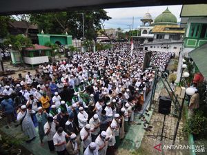 Warga Ramai Ikut Salat Jenazah Habib Saggaf Aljufri Warga Ramai Ikut Salat Jenazah Habib Saggaf Aljufri