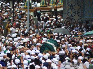 Antusiasme Umat Islam Iringi Pemakaman Habib Saggaf Aljufri Antusiasme Umat Islam Iringi Pemakaman Habib Saggaf Aljufri