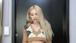 8 Potret Somi Pamer Perut Rata, Bikin Fans Khawatir dengan Berat Badannya