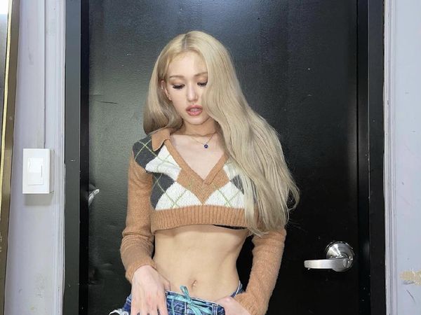8 Potret Somi Pamer Perut Rata, Bikin Fans Khawatir dengan Berat Badannya