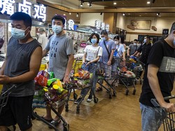 Warga Panik Buying Bikin Supermarket Kosong, Ada Apa dengan China?