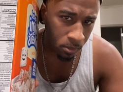 Hiii! Pria Ini Temukan Banyak Belatung di Dalam Kotak Sereal yang Masih Tersegel