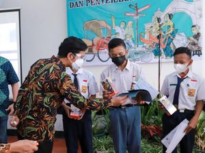 Ganjar-Gibran Mulai Vaksinasi Pelajar di Solo, Siswa Suntik Dapat HP