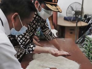 Wagub Emil Temukan Banyak Kutu dalam Beras Bansos di Bangkalan