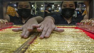 Warga Berbondong-bondong Jual Emas, Ada Apa?