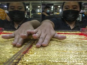 Warga Berbondong-bondong Jual Emas, Ada Apa?