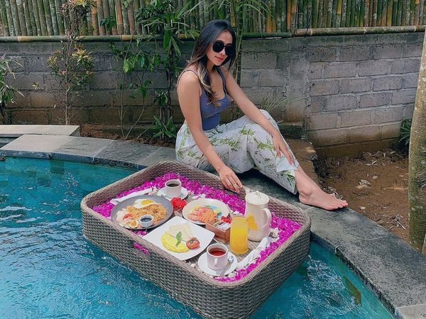 Widya, Aspri Seksi Hotman Paris Saat Menikmati Floating Breakfast