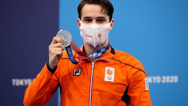 TOKYO, JAPAN - JULY 31: Bronze medalist Elina Svitolina of Team Ukraine looks on from the podium during the medal ceremony after the Women's Singles Gold Medal match on day eight of the Tokyo 2020 Olympic Games at Ariake Tennis Park on July 31, 2021 in Tokyo, Japan. (Photo by Naomi Baker/Getty Images)