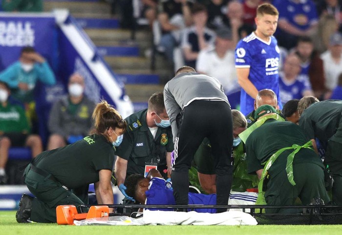 1332380532 LEICESTER, ENGLAND - AUGUST 04: Medics help an injured Wesley Fofana of Leicester City during a Pre Season Friendly match between Leicester City and Villarreal CF at The King Power Stadium on August 04, 2021 in Leicester, England. (Photo by Alex Pantling/Getty Images)