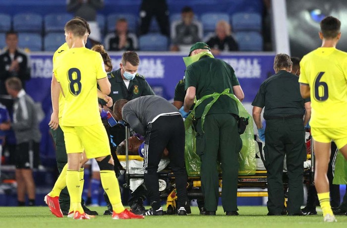 LEICESTER, ENGLAND - AUGUST 04: Medics help an injured Wesley Fofana of Leicester City during a Pre Season Friendly match between Leicester City and Villarreal CF at The King Power Stadium on August 04, 2021 in Leicester, England. (Photo by Alex Pantling/Getty Images)